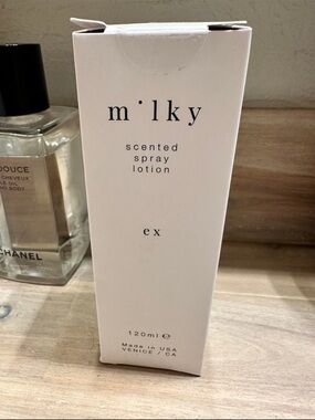 Milky Scented Spray Lotion - White Minimal Box